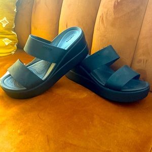 NWT Crocs platform sandles